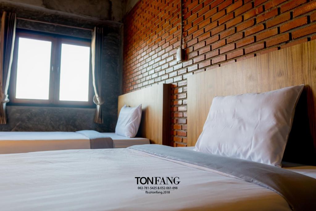 Postel nebo postele na pokoji v ubytování Ton Fang Hotel