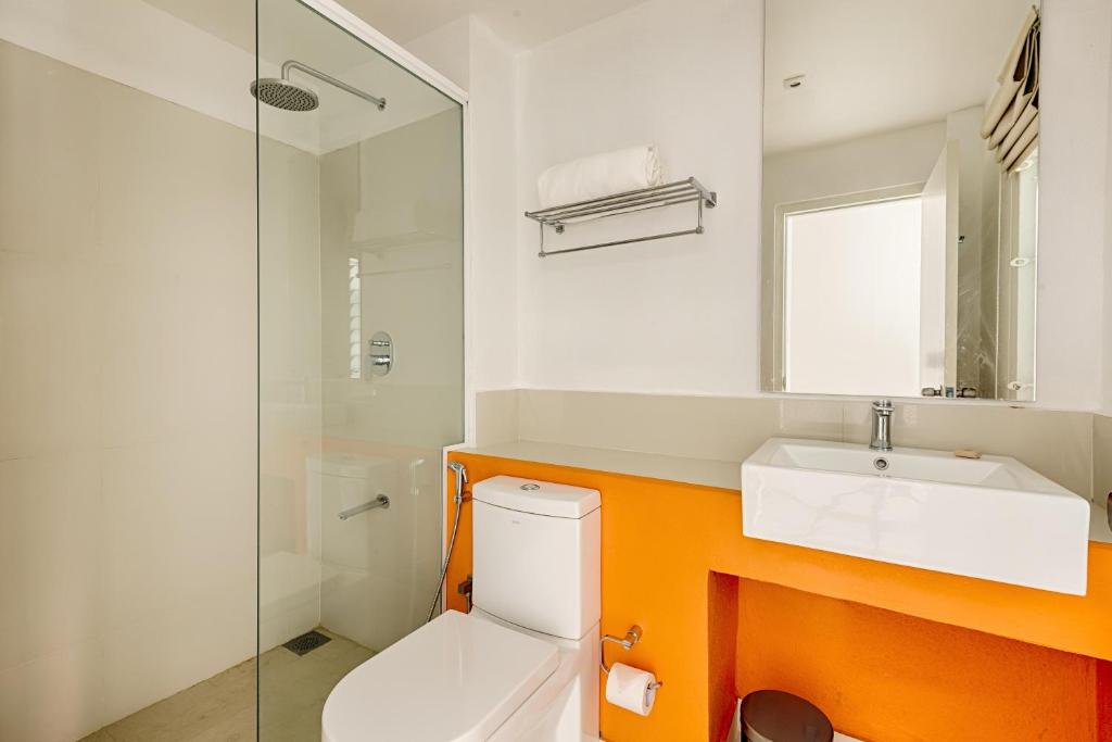 
a bathroom with a sink, toilet and bathtub at Hotel J, Unawatuna in Unawatuna
