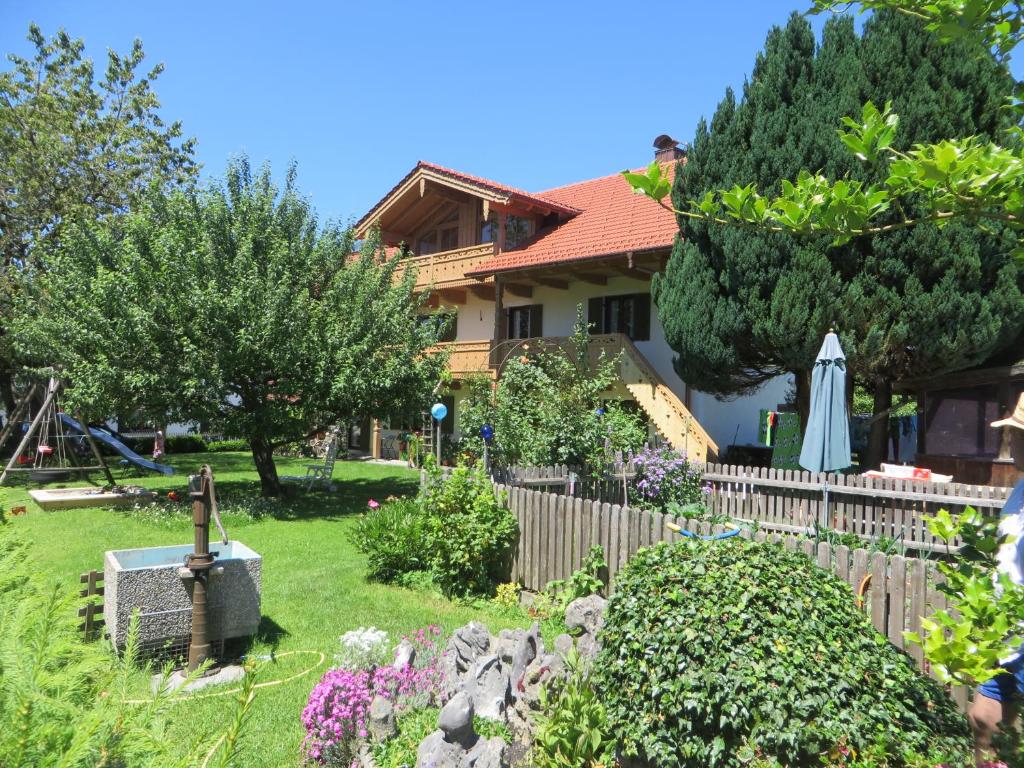 uma casa com um jardim em frente em Landhaus Familie Doll Ferienwohnung Emerde em Bichl