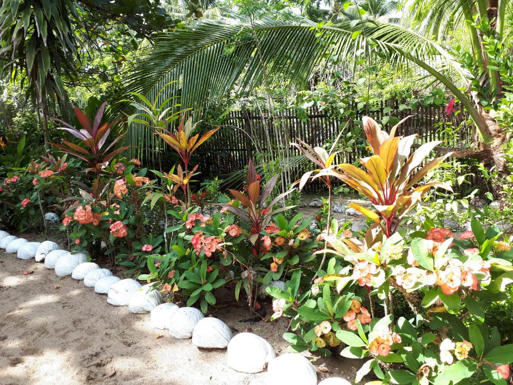 Zahrada ubytování Big BamBoo Beach Resort Sipalay