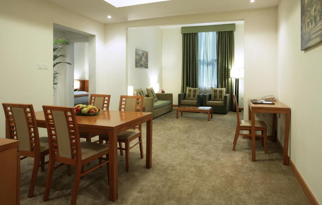 Un lugar para sentarse en Ramada Hotel & Suites by Wyndham Ajman