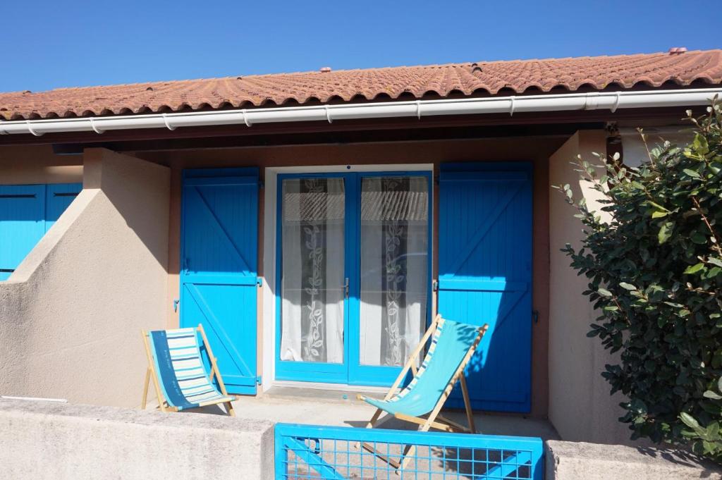 ビスカロッスにある14 RÉSIDENCE CHARDON BLEU -056の青いドアの外に座る椅子2脚