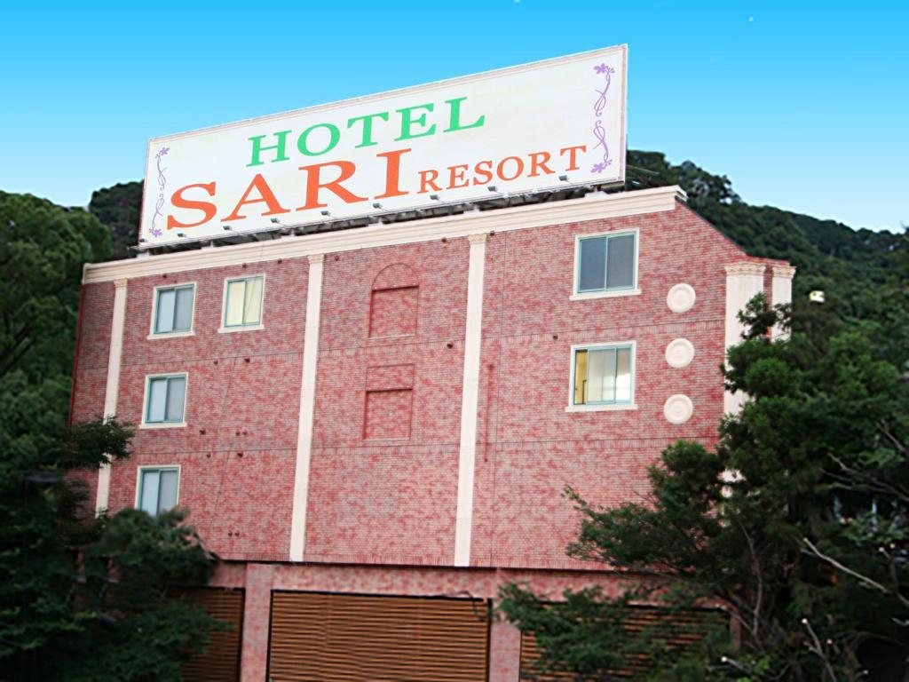 Daitō的住宿－Sari Resort Daito (Adult only)，山德拉戈塔酒店顶部的标志