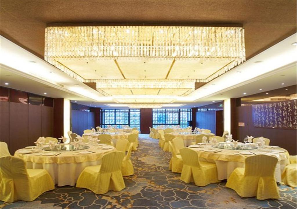 厦門 エアラインズ レイクサイド ホテルにあるレストランまたは飲食店