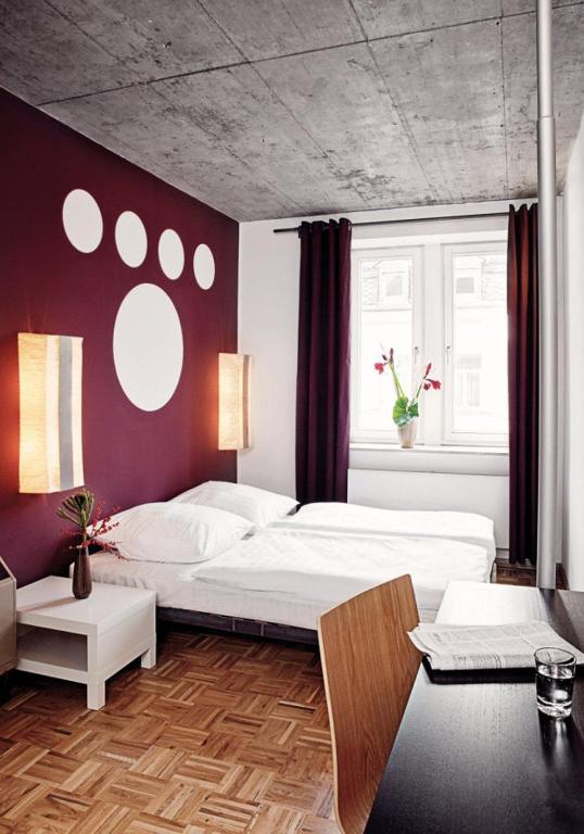 Postel nebo postele na pokoji v ubytování Five Elements Hostel and Capsules Frankfurt