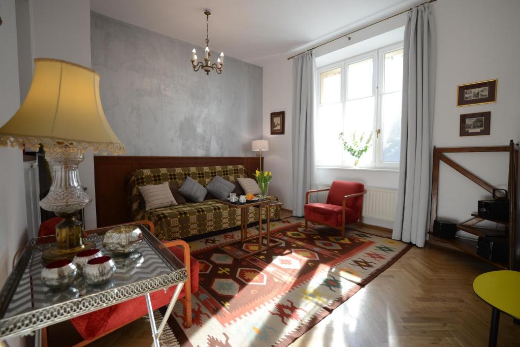 sala de estar con sofá y mesa en Crystal Suites Old Town, en Cracovia