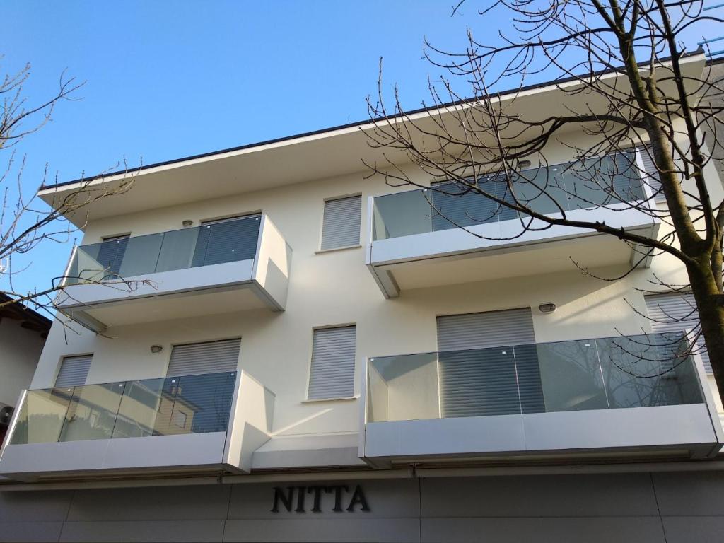 リニャーノ・サッビアドーロにあるVenusの窓と木のある白い建物