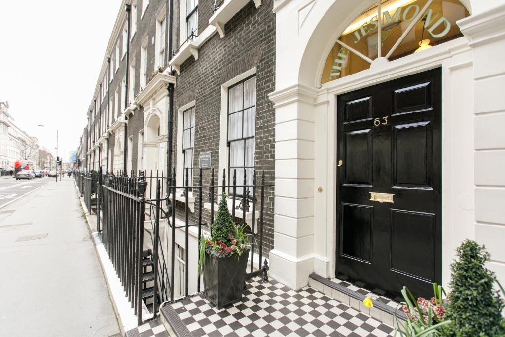 فندق جيسموند في لندن: باب أسود على جانب المبنى