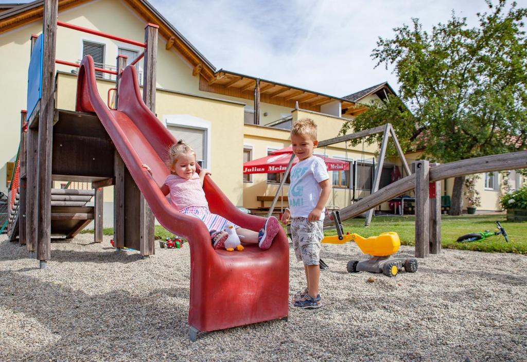 Herní místnost nebo prostor pro děti v ubytování Hotel-Restaurant Teuschler-Mogg Bad Waltersdorf inklusiv Genusscard