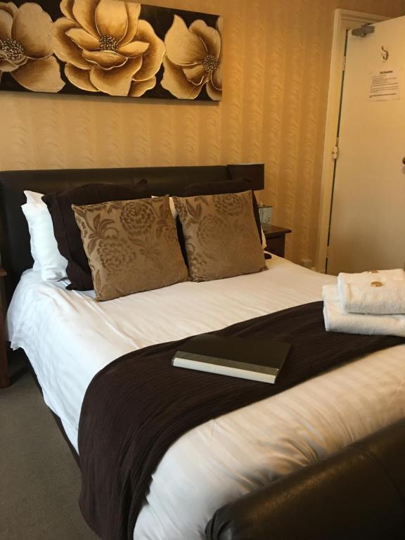 Ένα ή περισσότερα κρεβάτια σε δωμάτιο στο Adelphi Guest House