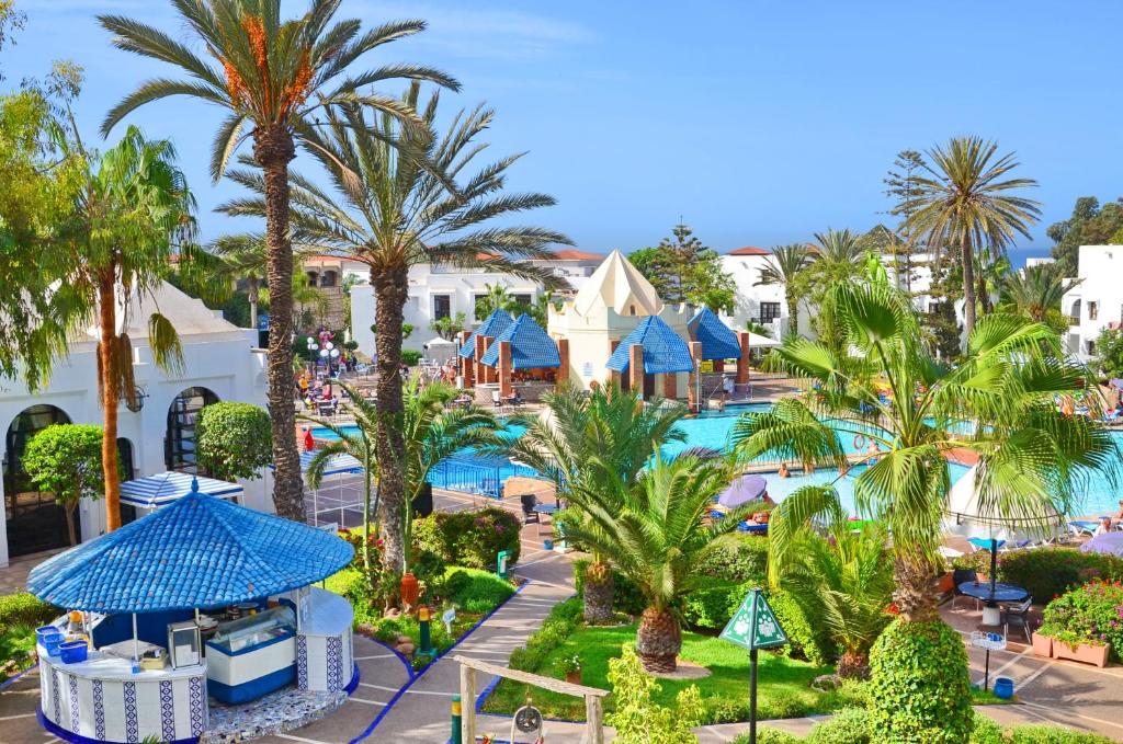 une vue aérienne d'un complexe avec piscine dans l'établissement El Pueblo Tamlelt, à Agadir