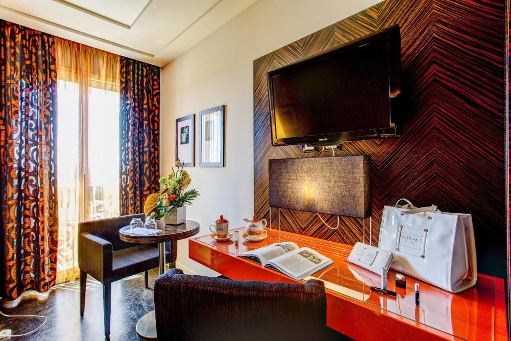 TV a/nebo společenská místnost v ubytování Hotel Byron