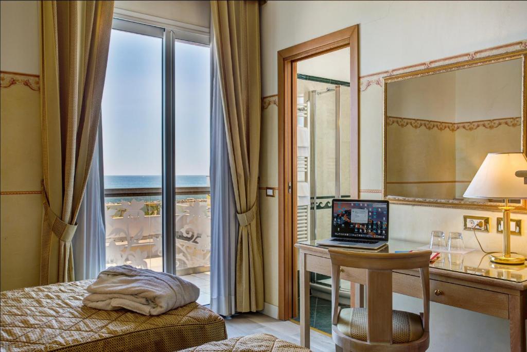 Postel nebo postele na pokoji v ubytování Hotel Byron