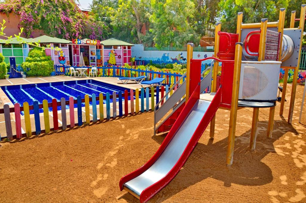 Aire de jeux pour enfants de l'établissement El Pueblo Tamlelt