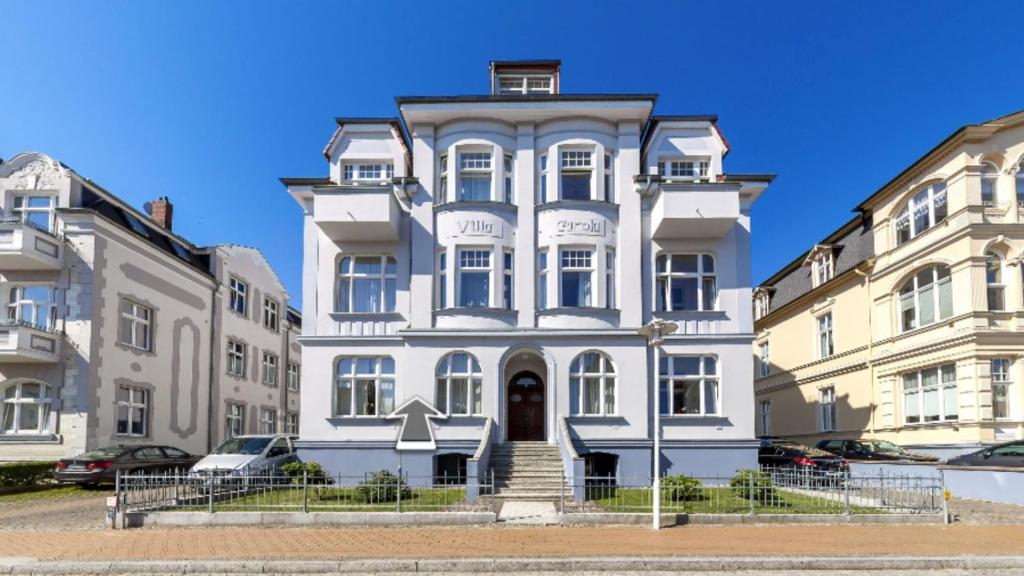 uma grande casa branca no meio de dois edifícios em Villa Carola - 100 m zum Strand em Heringsdorf