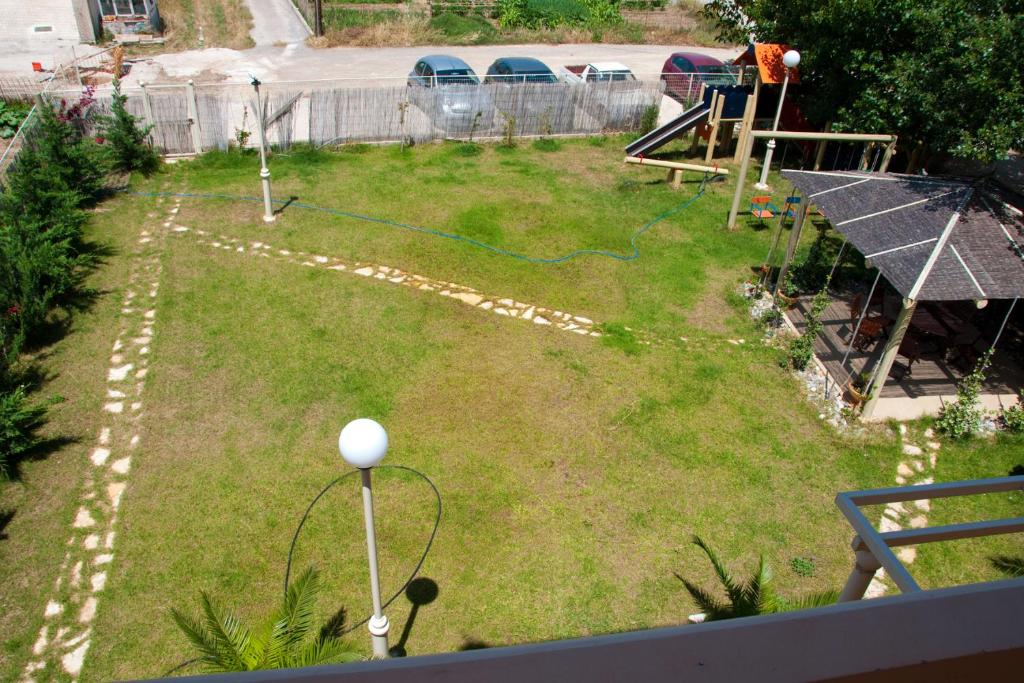 Vonkajšia záhrada v ubytovaní Rastoni Apartments