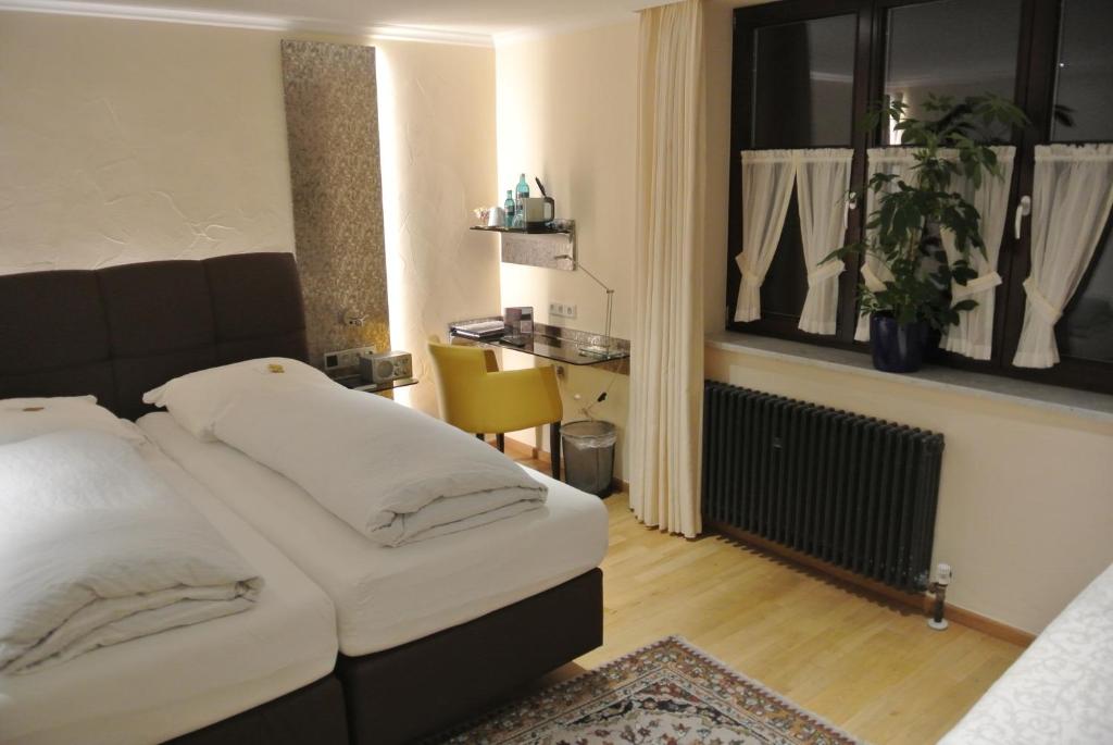 Postel nebo postele na pokoji v ubytování Hotel-Restaurant Goldenes Lamm