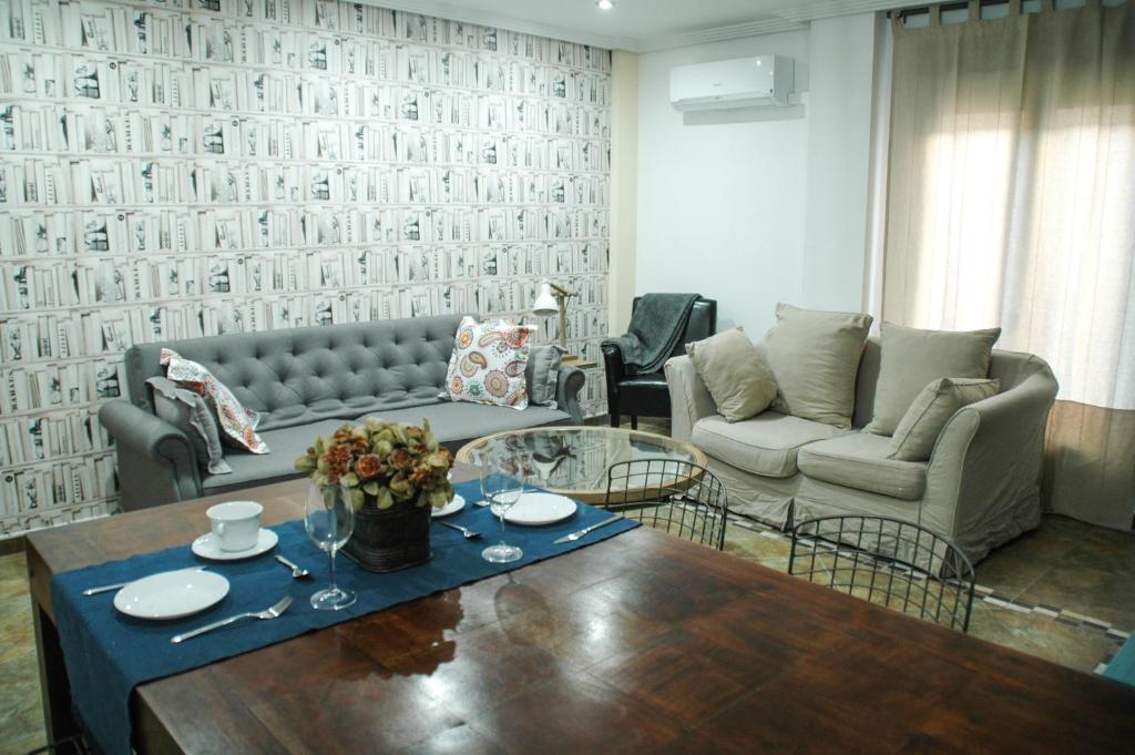 - un salon avec un canapé et une table dans l'établissement Alcazar de Baeza Centro Godoyes, à Baeza