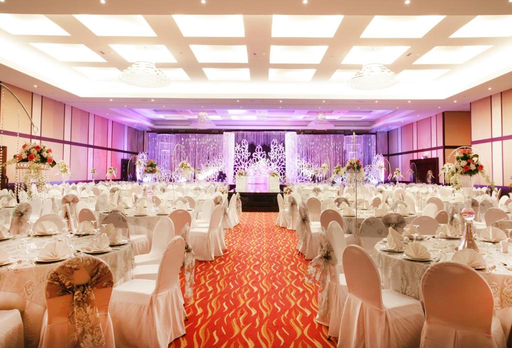 Un restaurante u otro lugar para comer en Ramada Hotel & Suites by Wyndham Ajman