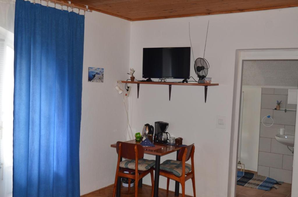 Televízia a/alebo spoločenská miestnosť v ubytovaní Rooms Mila