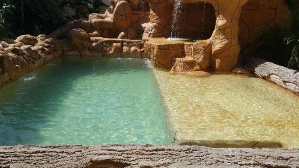 un tobogán de agua en una piscina de un complejo en Hospedaje Solymar II Sarie Bay, en San Andrés