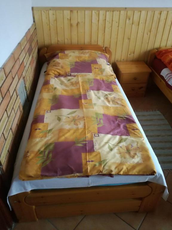 Łóżko lub łóżka w pokoju w obiekcie Guliba Vendégház