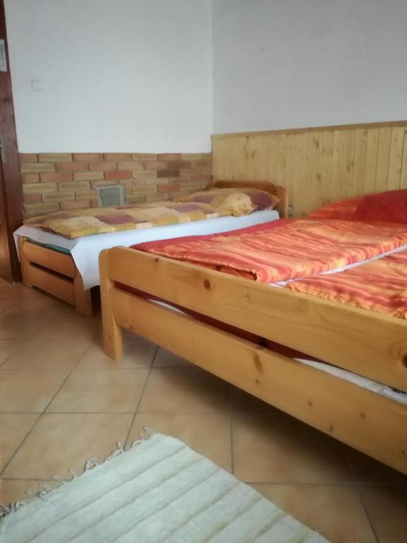 Łóżko lub łóżka w pokoju w obiekcie Guliba Vendégház
