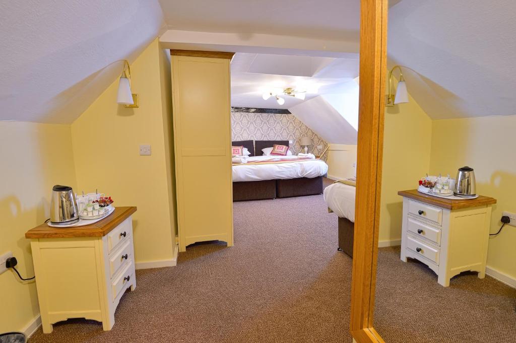 The Royal Victoria and Bull Hotel - Family Room