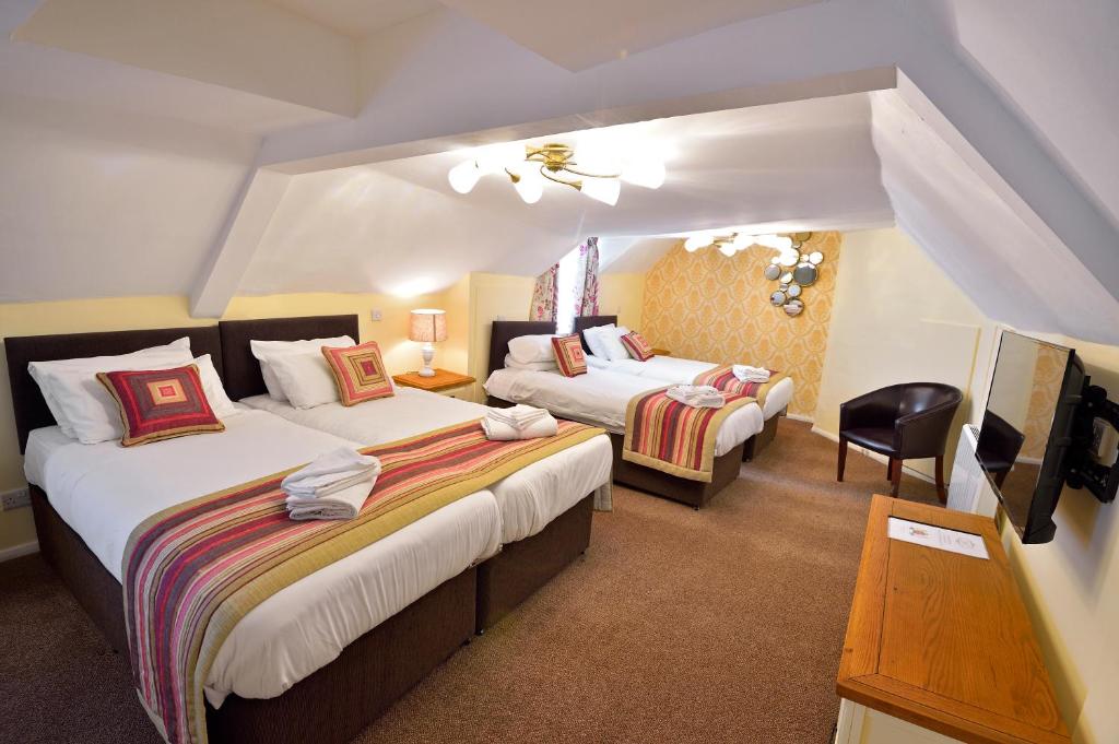 The Royal Victoria and Bull Hotel - Superior Family Room