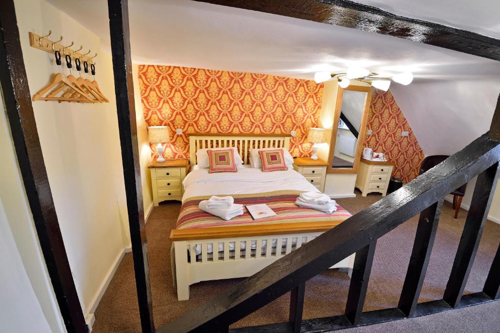 Postel nebo postele na pokoji v ubytování The Royal Victoria and Bull Hotel