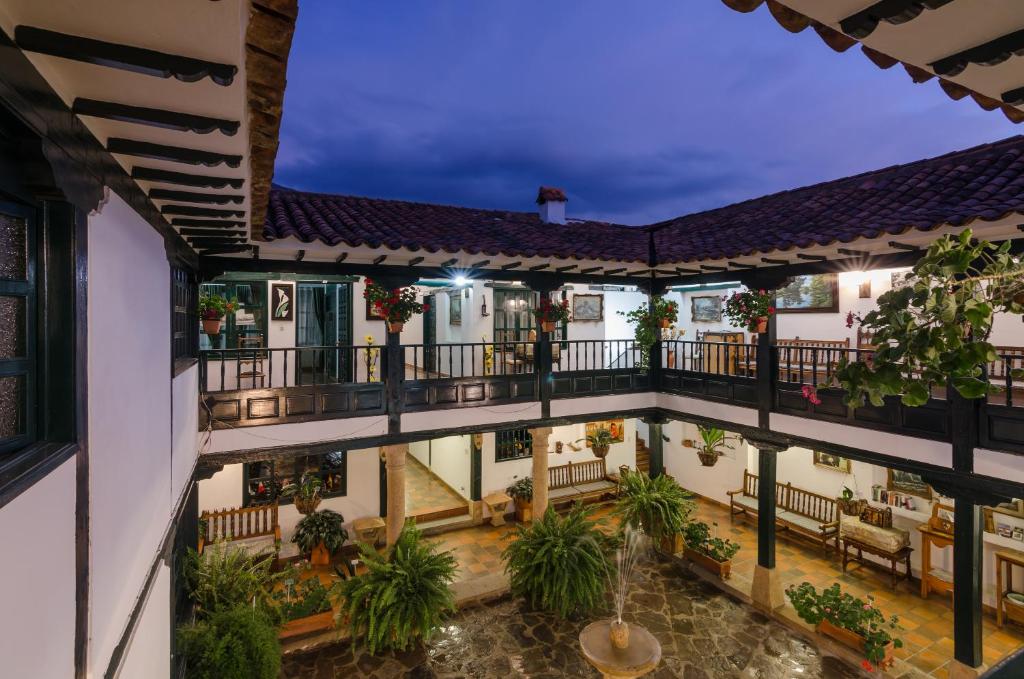 een uitzicht over de binnenplaats van een gebouw bij Hotel Antonio Nariño in Villa de Leyva