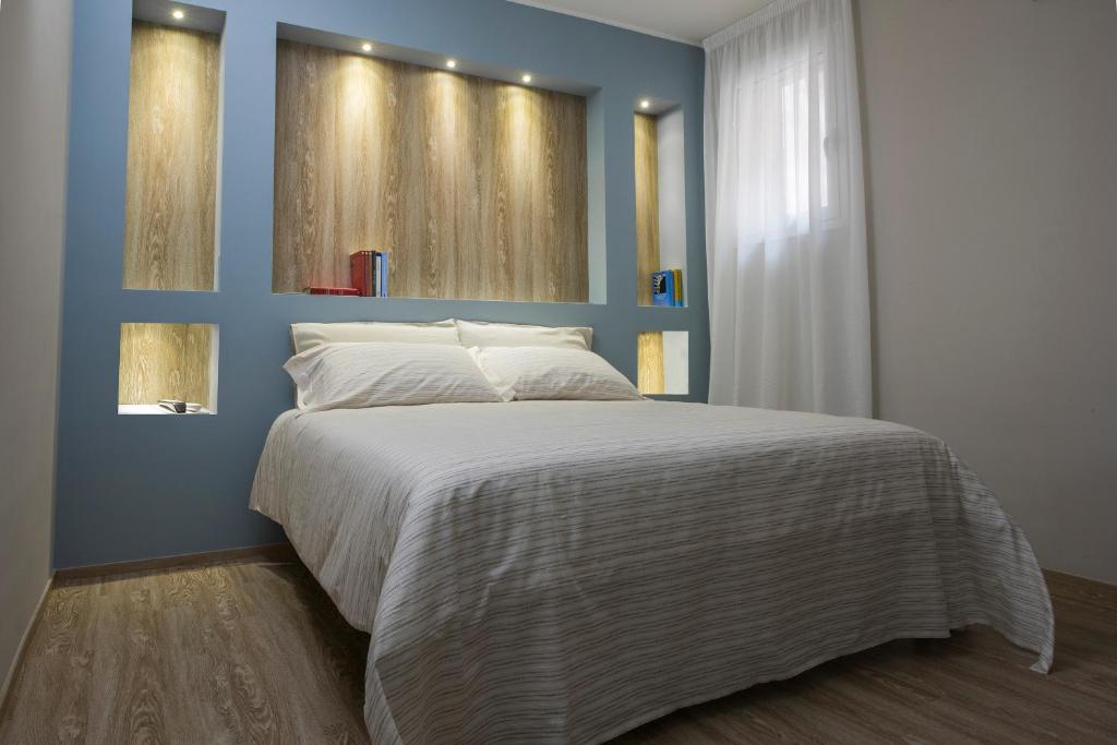 1 dormitorio con cama y pared azul en Il Guscio, en Bitritto