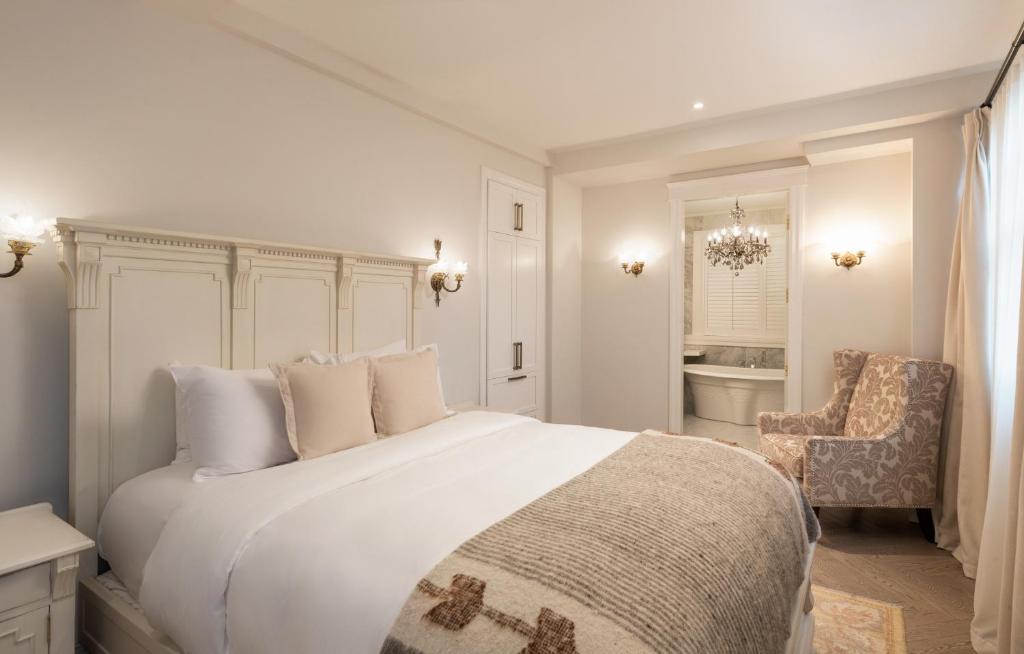 
Queen Room in Penthouse 1 / Building B / No Kitchenette / Animals Not Permitted
