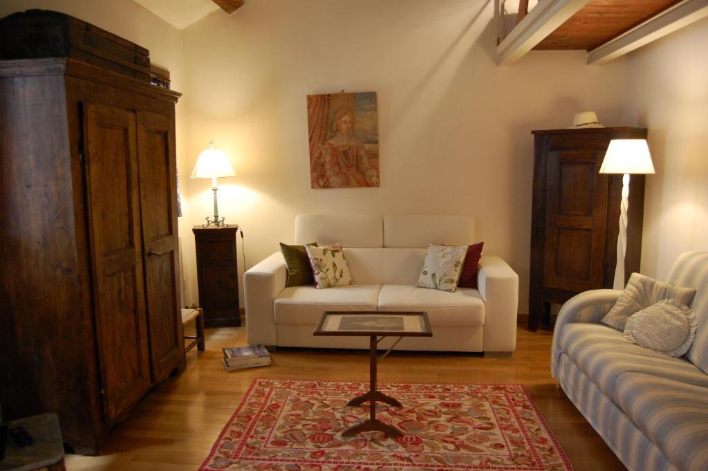 a living room with a white couch and a table at Loft Ca'Drasi in Venice