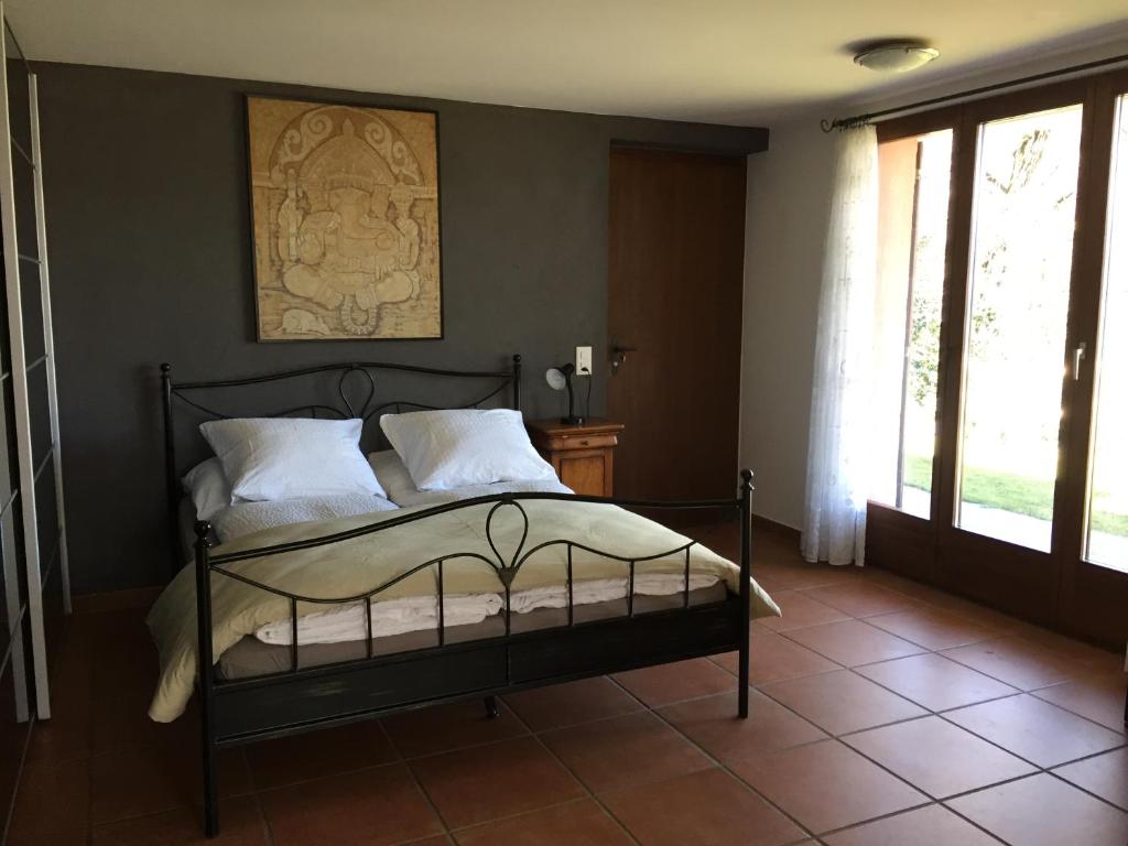 een slaapkamer met een bed met een foto aan de muur bij Green View Apartments in Contra
