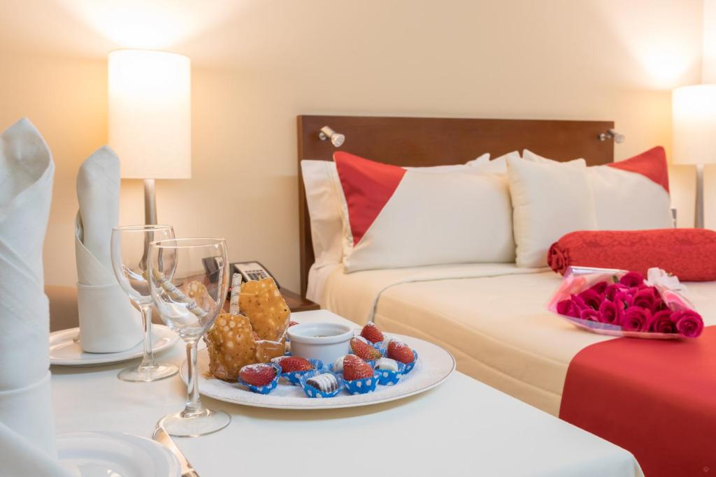 Postel nebo postele na pokoji v ubytování GHL Hotel Capital