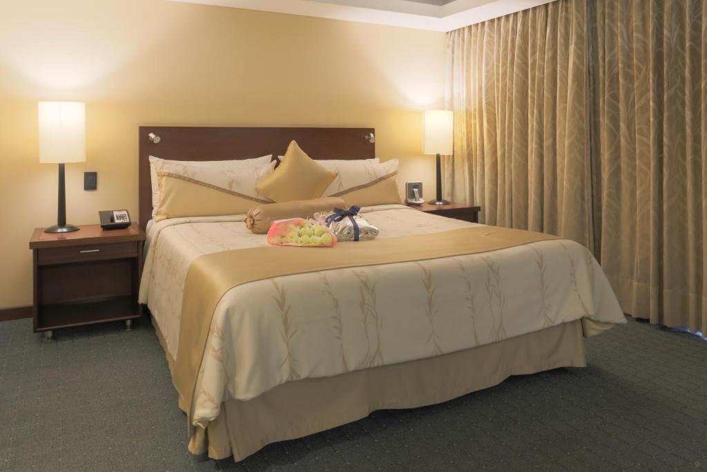 Postel nebo postele na pokoji v ubytování GHL Hotel Capital