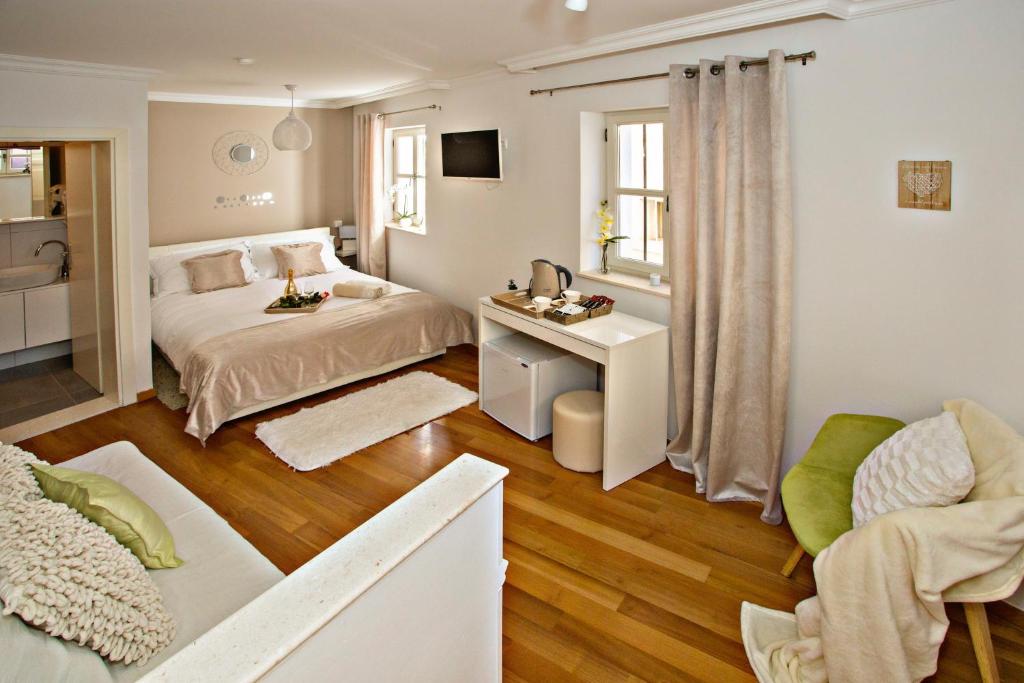 ein Schlafzimmer mit einem Bett und einem Schreibtisch in einem Zimmer in der Unterkunft Villa Daky in Split