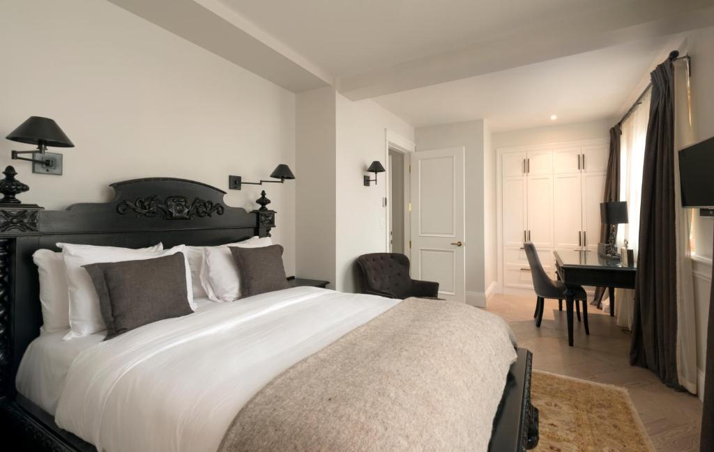 
Queen Room in Penthouse 2 / Building B / No Kitchenette / Animals Not Permitted
