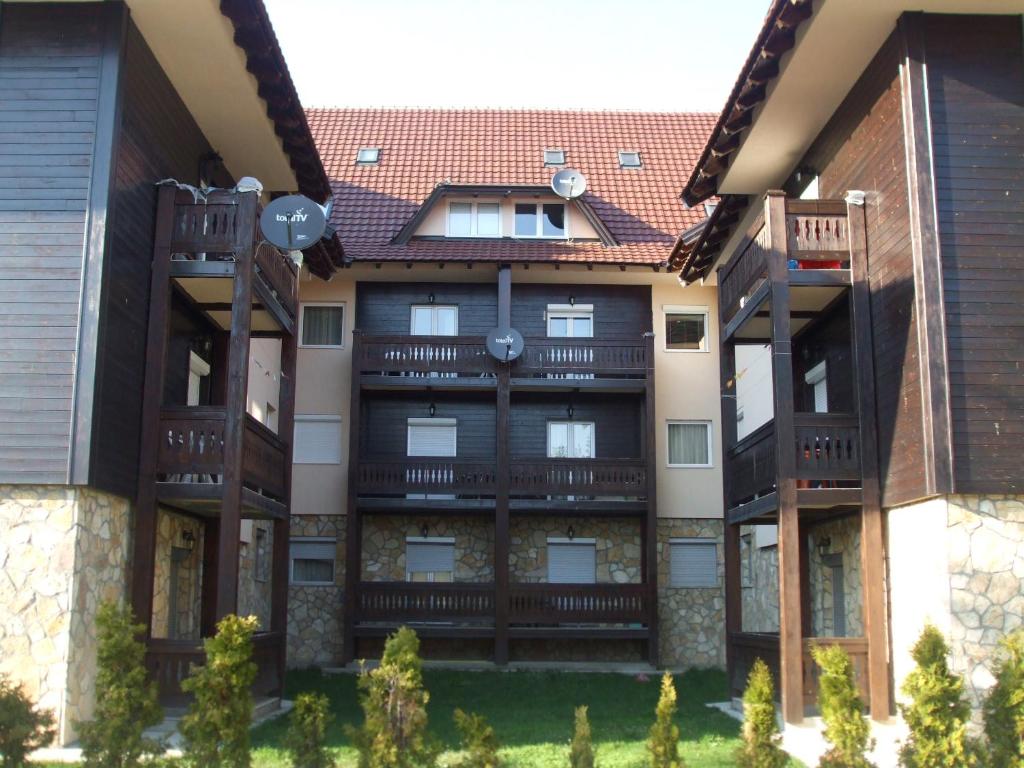 een appartementencomplex met een rood dak bij Apartman Joca Zlatibor in Zlatibor
