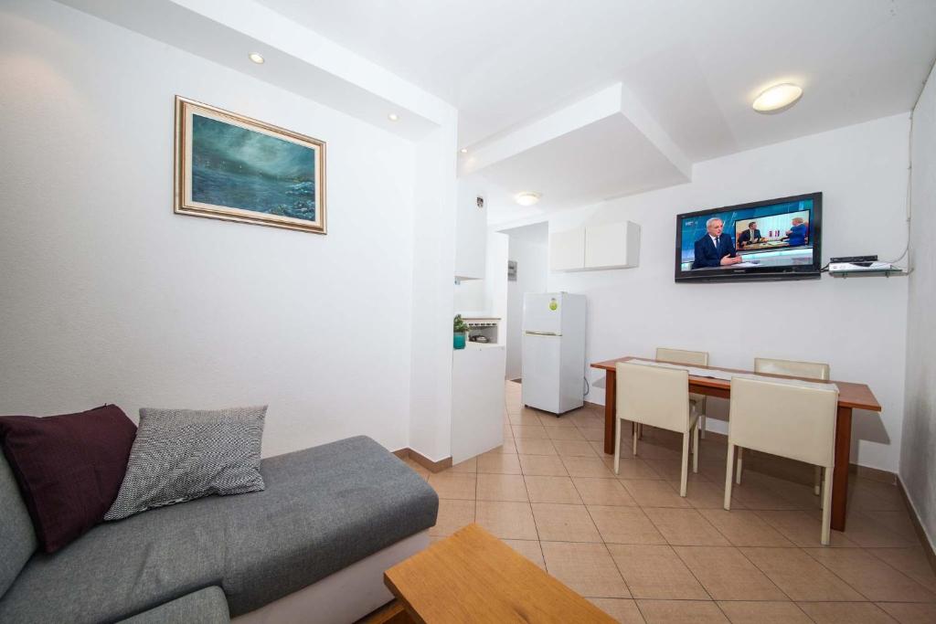 Televízia a/alebo spoločenská miestnosť v ubytovaní Villa Makarana Apartments