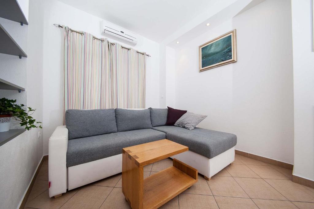 Posedenie v ubytovaní Villa Makarana Apartments