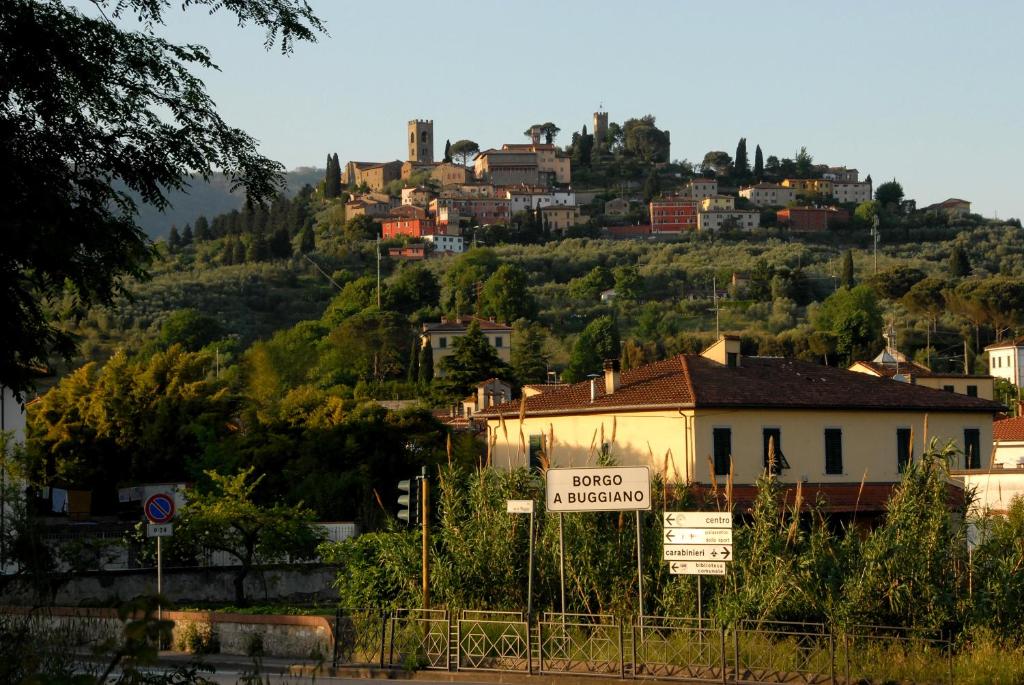 un panneau devant une ville sur une colline dans l'établissement Casa Argo in antico borgo medievale, à Borgo a Buggiano