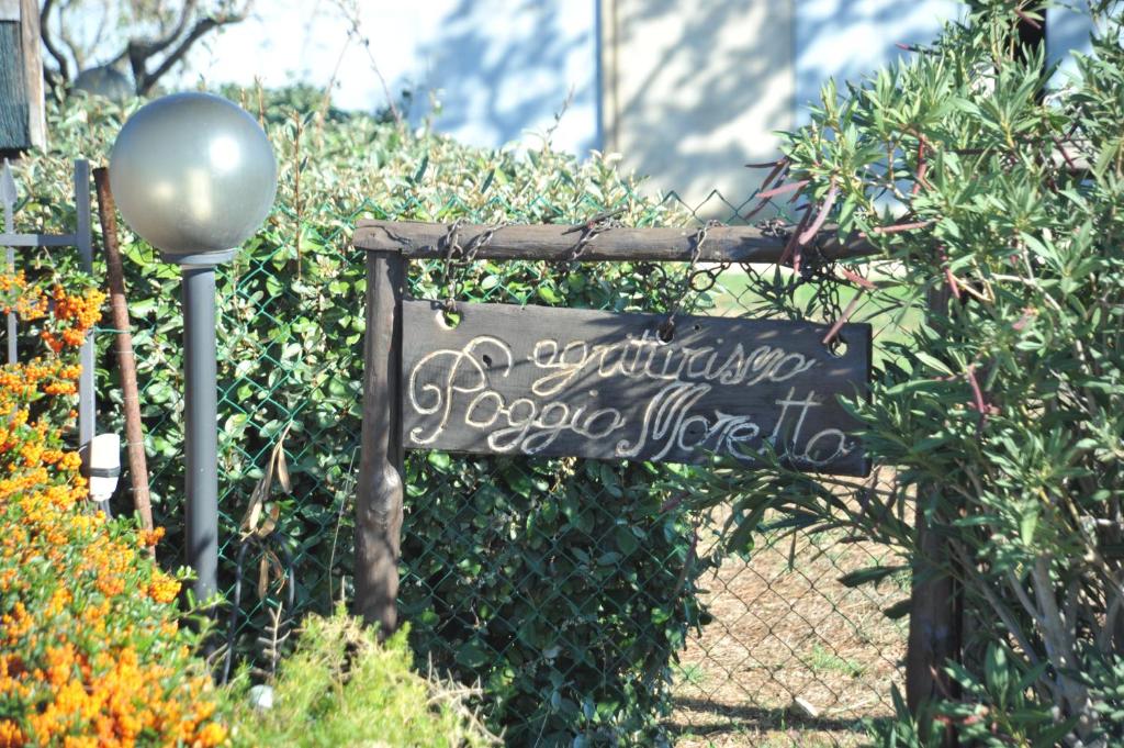 ein Schild, das an einem Zaun befestigt ist in der Unterkunft Poggio Moretto in Manciano
