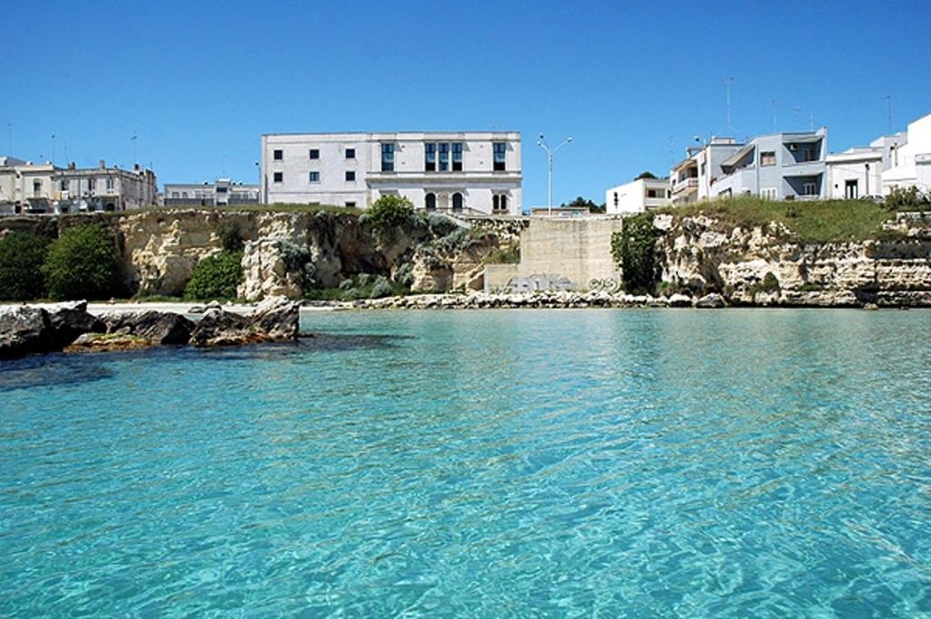 un grande bacino d’acqua con edifici sullo sfondo di Villa Altomare a Otranto