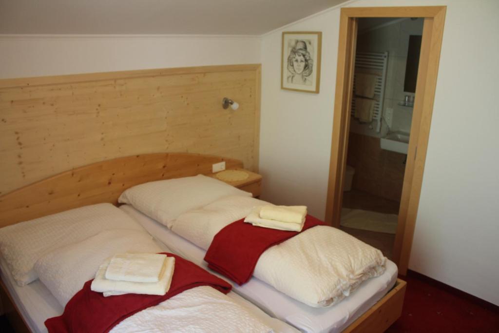 A bed or beds in a room at Bauernhof Grussberggut