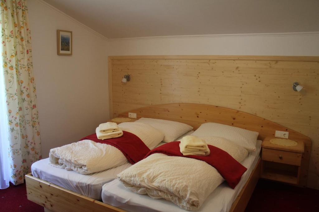 A bed or beds in a room at Bauernhof Grussberggut