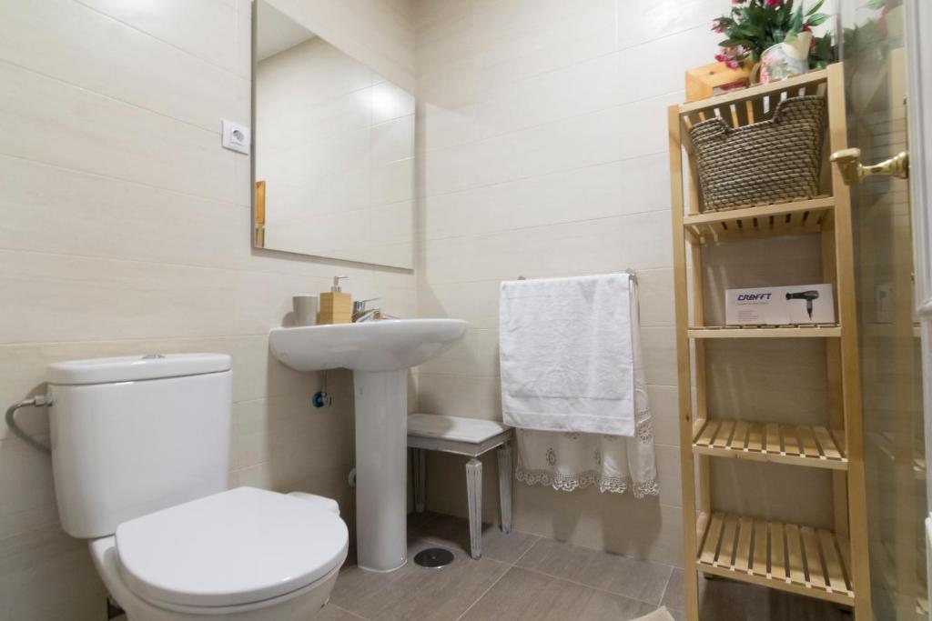 A bathroom at Sun And Chic Malaga
