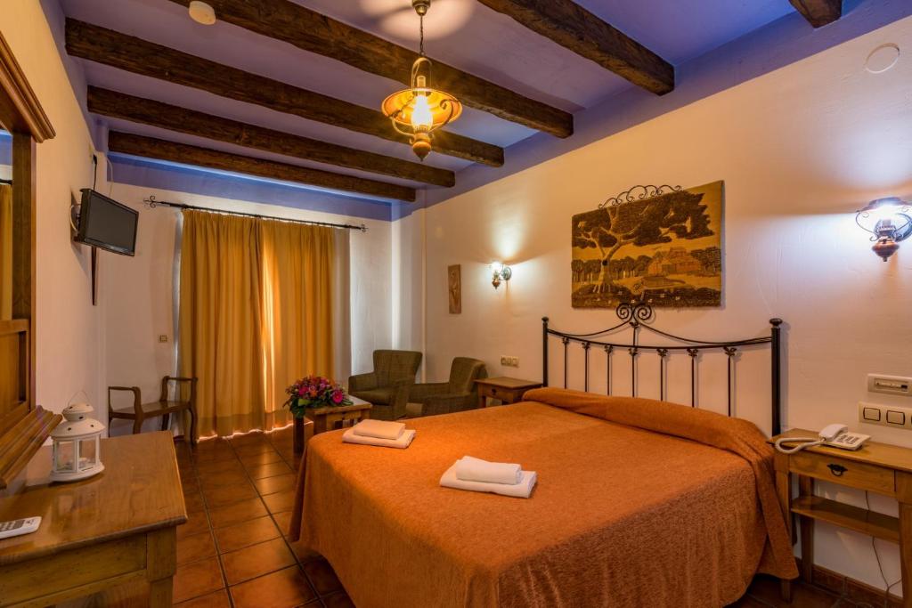 Una televisión o centro de entretenimiento en Hotel Rural Almazara