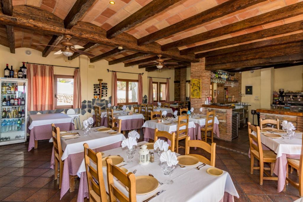 Un restaurante o sitio para comer en Hotel Rural Almazara